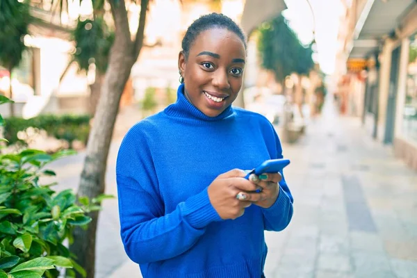 Jovem Afro Americana Sorrindo Feliz Usando Smartphone Cidade — Fotografia de Stock