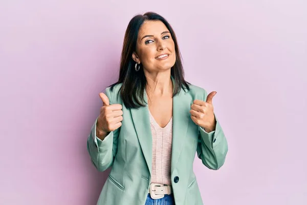 Middelbare Leeftijd Brunette Vrouw Dragen Casual Kleding Succes Teken Doen — Stockfoto