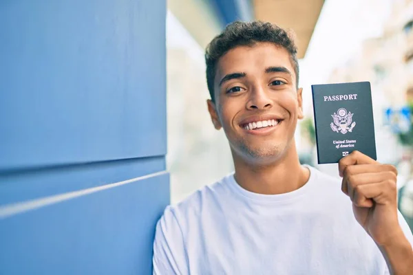 Giovane Latino Sorridente Felice Tenuta Stati Uniti Passaporto Appoggiato Muro — Foto Stock