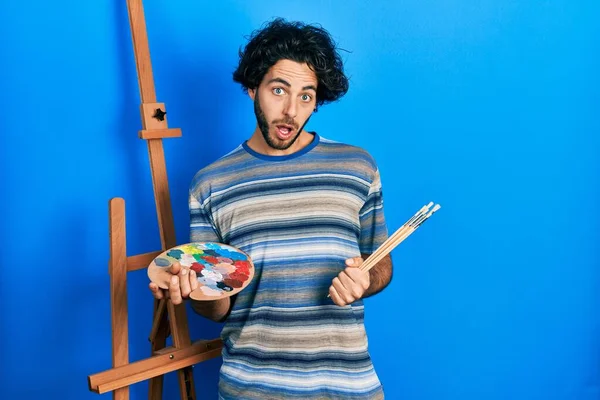 Bonito Hispânico Homem Desenho Com Paleta Por Cavalete Pintor Stand — Fotografia de Stock