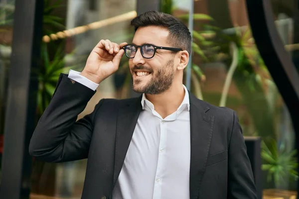 Junger Hispanischer Geschäftsmann Lächelt Glücklich Der Stadt — Stockfoto