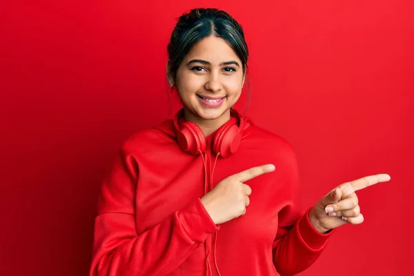 Junge Lateinamerikanische Frau Hört Musik Über Kopfhörer Und Blickt Lächelnd — Stockfoto