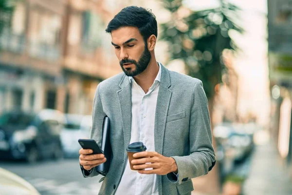 Jovem Empresário Hispânico Com Expressão Séria Usando Smartphone Beber Café — Fotografia de Stock