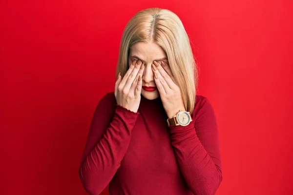 Młoda Blondynka Ubrana Luźne Ubrania Ocierająca Oczy Zmęczenie Ból Głowy — Zdjęcie stockowe
