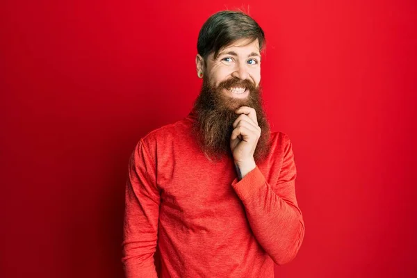 Roodharige Man Met Lange Baard Draagt Casual Kleding Glimlachend Zelfverzekerd — Stockfoto