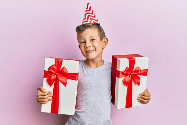 Adorable Enfant Caucasien Portant Chapeau Anniversaire Tenant Cadeaux Langue Collante — Photo