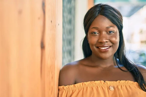 Giovane Donna Afroamericana Sorridente Felice Piedi Alla Città — Foto Stock