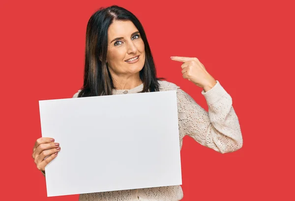 Middelbare Leeftijd Brunette Vrouw Houden Blanco Lege Banner Wijzend Vinger — Stockfoto