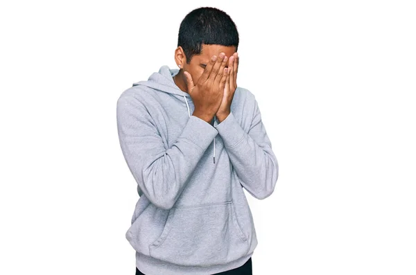 Homem Hispânico Bonito Jovem Vestindo Camisola Casual Com Expressão Triste — Fotografia de Stock