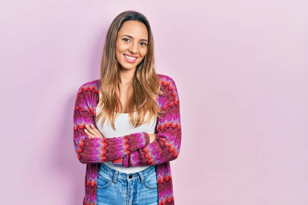 Mulher Hispânica Bonita Vestindo Jaqueta Colorida Rosto Feliz Sorrindo Com — Fotografia de Stock