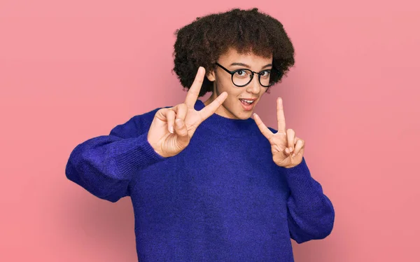 Fiatal Spanyol Lány Alkalmi Téli Pulóvert Szemüveget Visel Mosolyog Kamerába — Stock Fotó