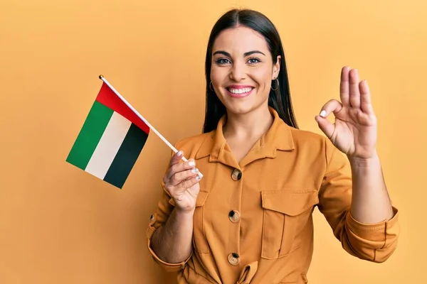 Jovem Morena Segurando Árabe Unido Emirates Bandeira Fazendo Sinal Com — Fotografia de Stock