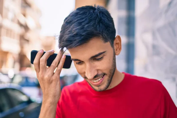 Молодий Латинський Чоловік Посміхається Щасливим Прослуховуванням Аудіо Повідомлення Допомогою Смартфона — стокове фото