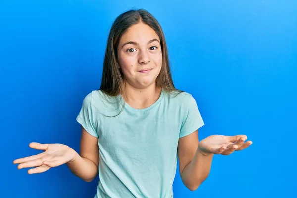 Mooi Brunette Klein Meisje Dragen Casual Wit Shirt Clueless Verwarde — Stockfoto