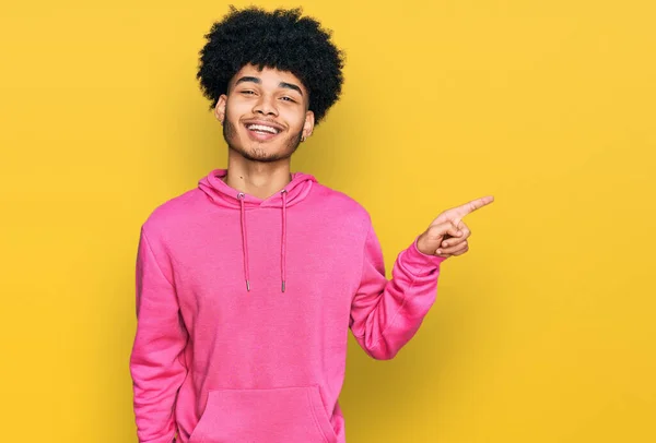 Ung Afrikansk Amerikansk Man Med Afro Hår Bär Casual Rosa — Stockfoto