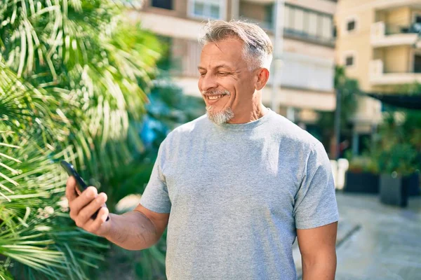 Medioevo Ispanico Uomo Dai Capelli Grigi Sorridente Felice Con Smartphone — Foto Stock