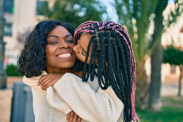 Mooie Afrikaanse Amerikaanse Moeder Geven Dochter Piggyback Rijden Zoenen Het — Stockfoto