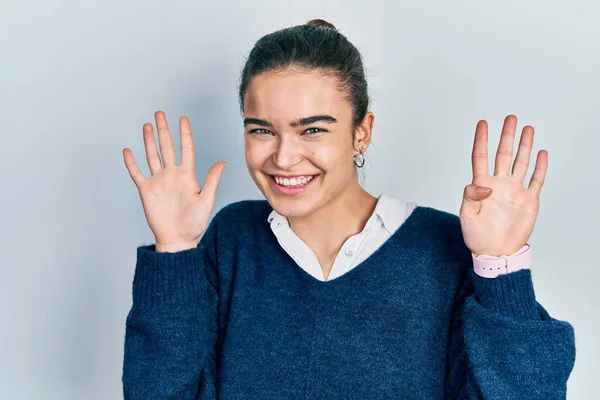 Ung Kaukasiska Flicka Bär Casual Kläder Visar Och Pekar Upp — Stockfoto