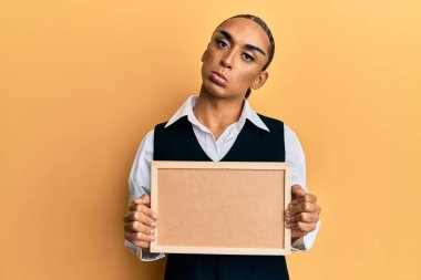 Makyaj yapan, elinde boş mantar mantar tutan uzun saçlı, üzgün, sinirli ve korkmuş bir İspanyol. hüzünlü ifade. 