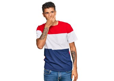 Genç, yakışıklı, Afro-Amerikan bir adam günlük kıyafetler giyiyor. Kokuşmuş ve iğrenç bir koku alıyor. Dayanılmaz bir koku. Kötü kokuyor. 