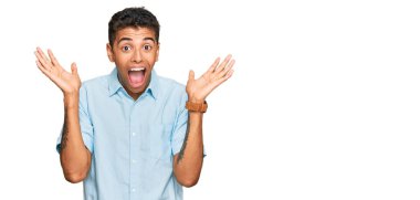 Genç, yakışıklı, Afro-Amerikan bir adam sıradan kıyafetler giyip çılgınlığı kutluyor ve başarıyı kolları açık, gözleri açık heyecanla haykırarak kutluyor. Kazanan konsept 