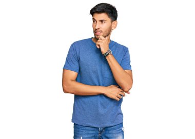 Genç, yakışıklı, sıradan kıyafetler giyen, ciddi yüzlü, eli çenesinde soru soran, kafa karıştırıcı fikirleri düşünceli bir adam. 