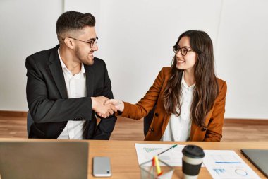 Ofiste el sıkışan iki iş adamı..