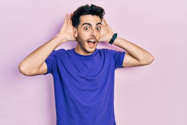 Gündelik tişört giyen, neşeli gülümseyen genç İspanyol adam ellerini yüzünü göstererek bir yuhalamaya bakıyor. Şaşırdım ve çıktım. 