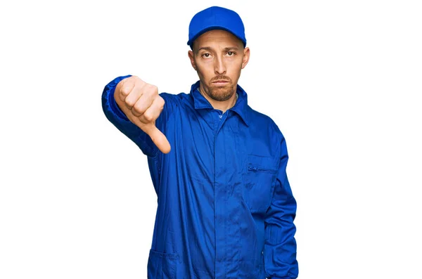 Uomo Calvo Con Barba Indossa Uniforme Tuta Costruttore Cercando Infelice — Foto Stock