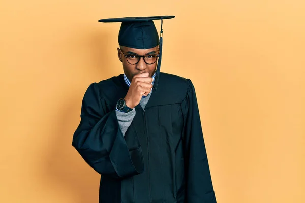 Ein Junger Afrikanisch Amerikanischer Mann Mit Abschlussmütze Und Zeremoniengewand Fühlt — Stockfoto