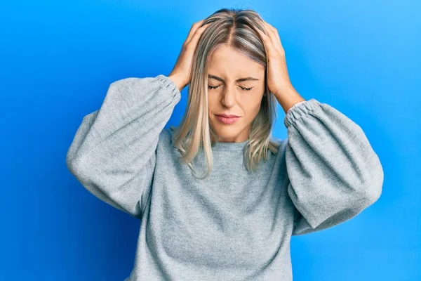 Gyönyörű Szőke Visel Alkalmi Ruhát Szenved Fejfájás Kétségbeesett Stresszes Mert — Stock Fotó