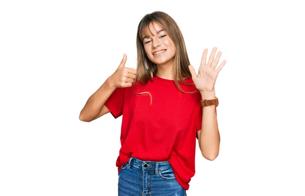 Подростковая Белая Девушка Обычной Красной Футболке Показывает Показывает Пальцами Номер — стоковое фото