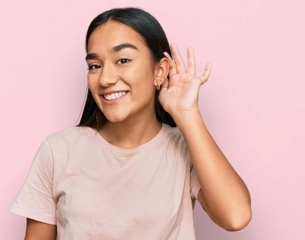 Junge Asiatinnen Lässiger Kleidung Lächeln Mit Der Hand Über Dem — Stockfoto