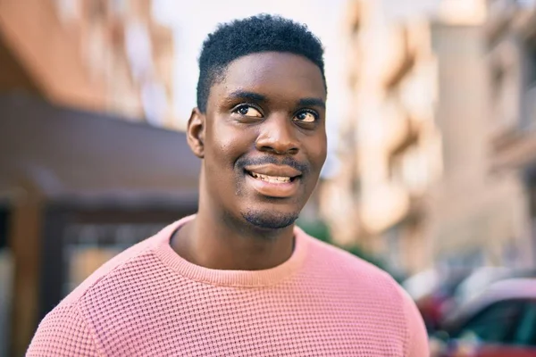 Jonge Afro Amerikaanse Man Glimlachend Blij Staande Stad — Stockfoto