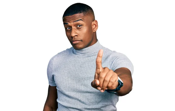 Junger Schwarzer Mann Lässigem Shirt Mit Erhobenem Zeigefinger Und Wütendem — Stockfoto