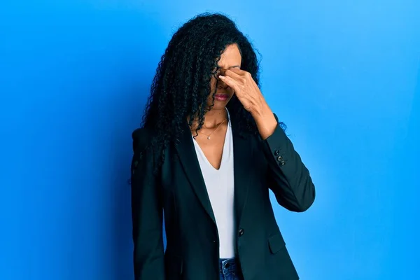 Mulher Afro Americana Meia Idade Vestindo Roupas Negócios Cansadas Esfregando — Fotografia de Stock