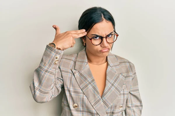 Giovane Donna Bruna Che Indossa Giacca Lavoro Occhiali Che Sparano — Foto Stock