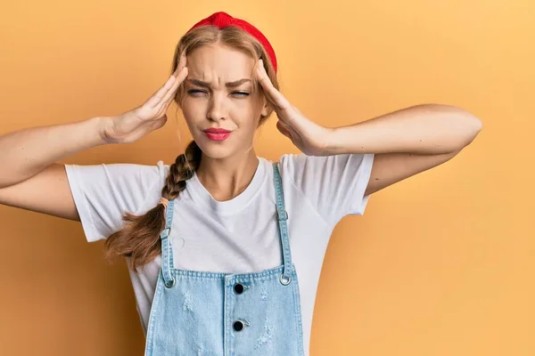 Mooie Blonde Blanke Vrouw Draagt Casual Jumpsuit Met Hand Het — Stockfoto