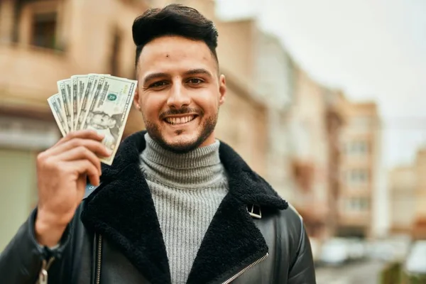 Fiatal Arab Férfi Mosolyog Boldog Kezében Usa Dollárt Városban — Stock Fotó