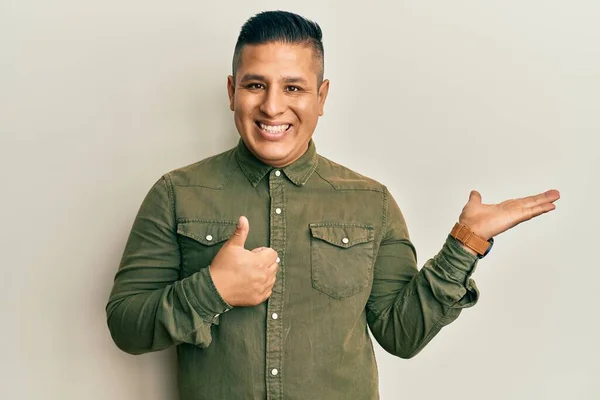 Mladý Latin Muž Sobě Ležérní Oblečení Ukazující Dlaň Ruku Dělá — Stock fotografie