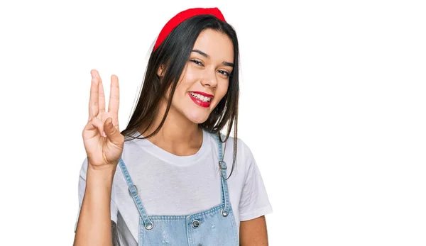 Молодая Латиноамериканка Одетая Повседневную Одежду Показывающая Пальцами Номер Три Улыбаясь — стоковое фото
