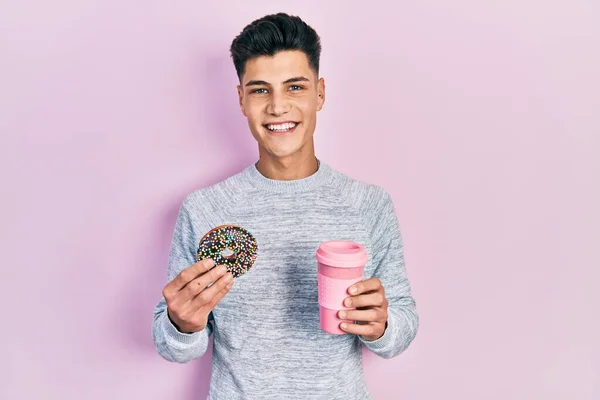 Jovem Hispânico Comendo Donut Bebendo Café Sorrindo Com Sorriso Feliz — Fotografia de Stock