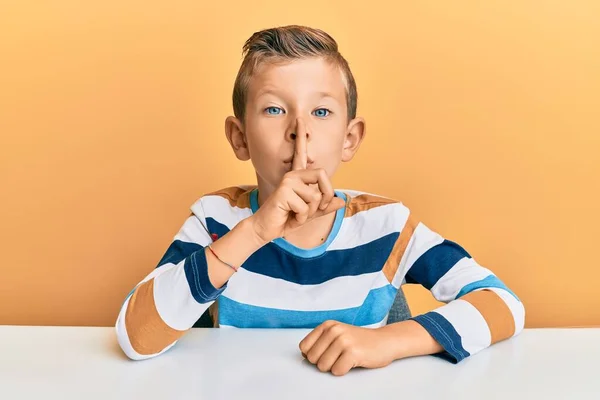 Förtjusande Kaukasisk Grabb Vardagskläder Som Sitter Bordet Och Ber Tystnad — Stockfoto