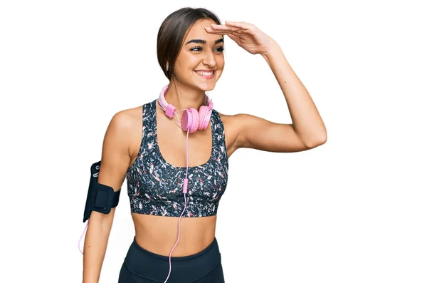 Beautiful Brunette Woman Wearing Gym Clothes Using Headphones Very Happy — Stock Photo, Image