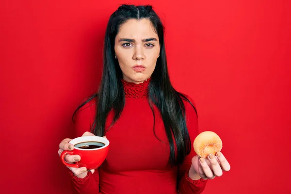Chica Hispana Joven Bebiendo Café Comiendo Pastelería Escéptico Nervioso Frunciendo — Foto de Stock