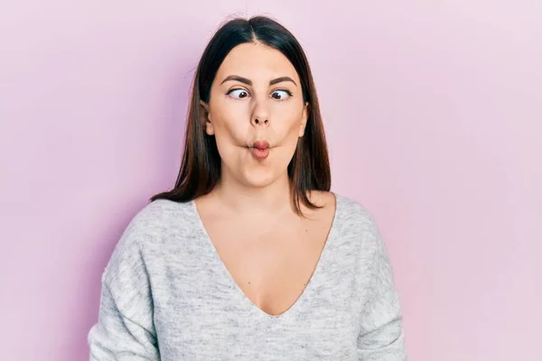 Junge Hispanische Frau Lässiger Kleidung Macht Fischgesicht Mit Lippen Verrückte — Stockfoto