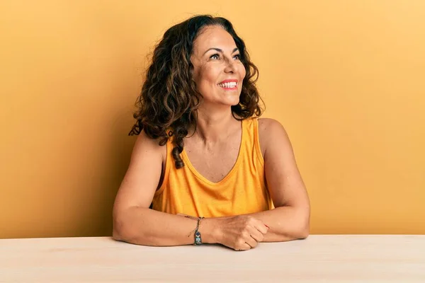 Beautiful Middle Age Woman Wearing Casual Clothes Sitting Table Looking — Stock Photo, Image