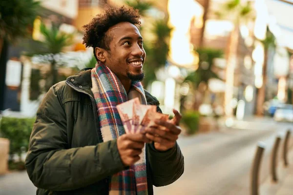 Jovem Afro Americano Sorrindo Feliz Segurando África Sul Rands Notas — Fotografia de Stock
