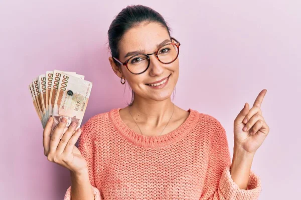 Young Caucasian Woman Holding 5000 South Korean Won Banknotes Smiling — Stock Photo, Image
