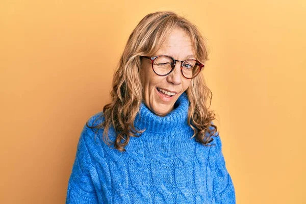 Mujer Rubia Mediana Edad Con Gafas Suéter Invierno Casual Guiñando —  Fotos de Stock